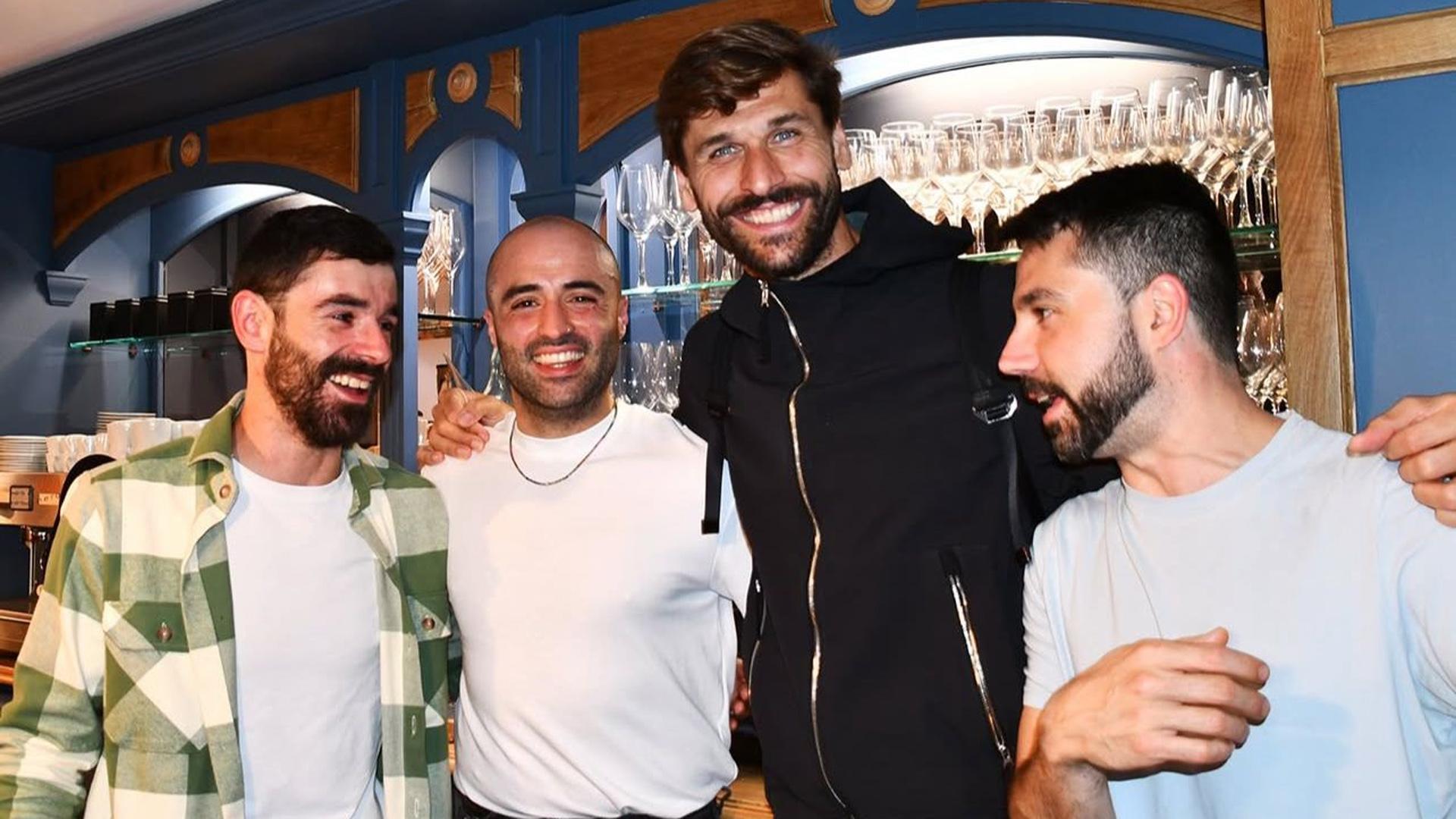 El exfutbolista Fernando Llorente, en el centro, acompañó a los impulsores del nuevo restaurante en la inauguración