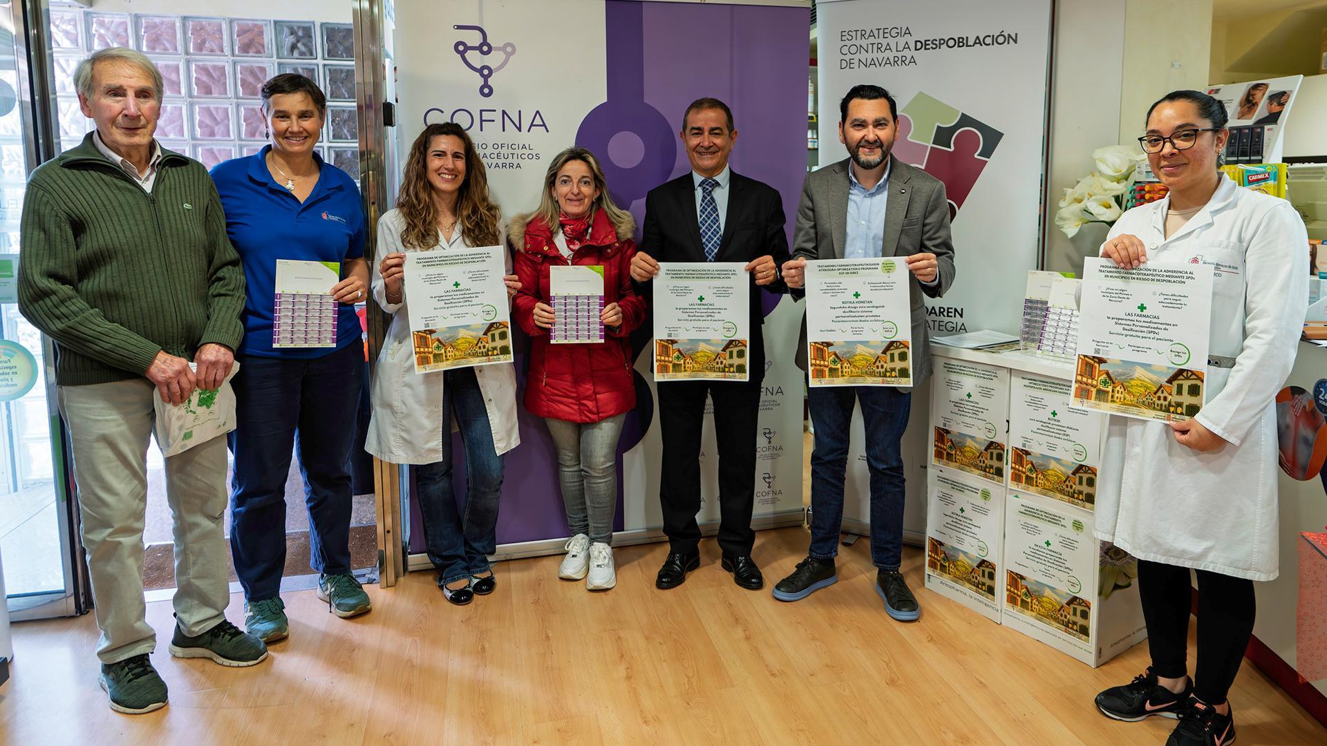 Responsables institucionales, del Colegio de Farmacéuticos, de la farmacia, personal médico y del ayuntamiento ayer en la presentación