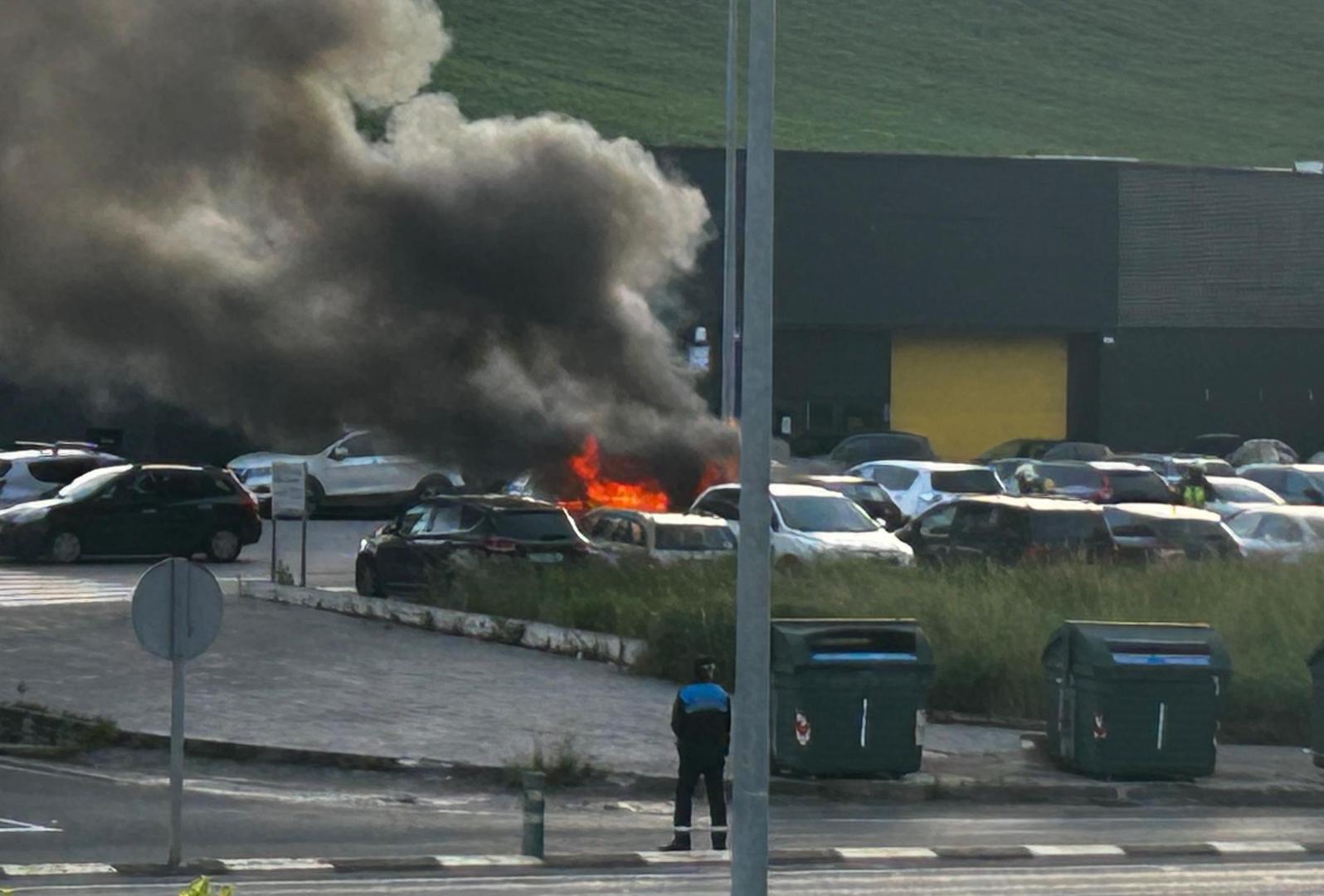 Vídeo del incendio de un coche en el polígono industrial de Cordovilla