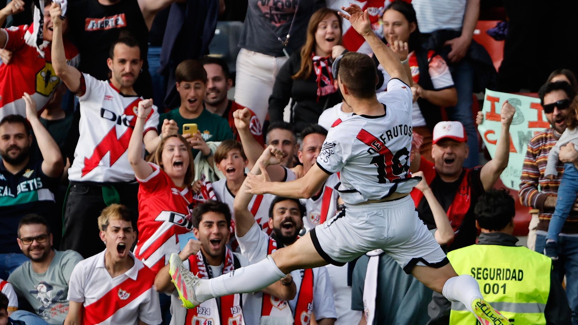 El centrocampista del Rayo Jorge de Frutos celebra tras anotar el primer gol del equipo contra el Real Betis