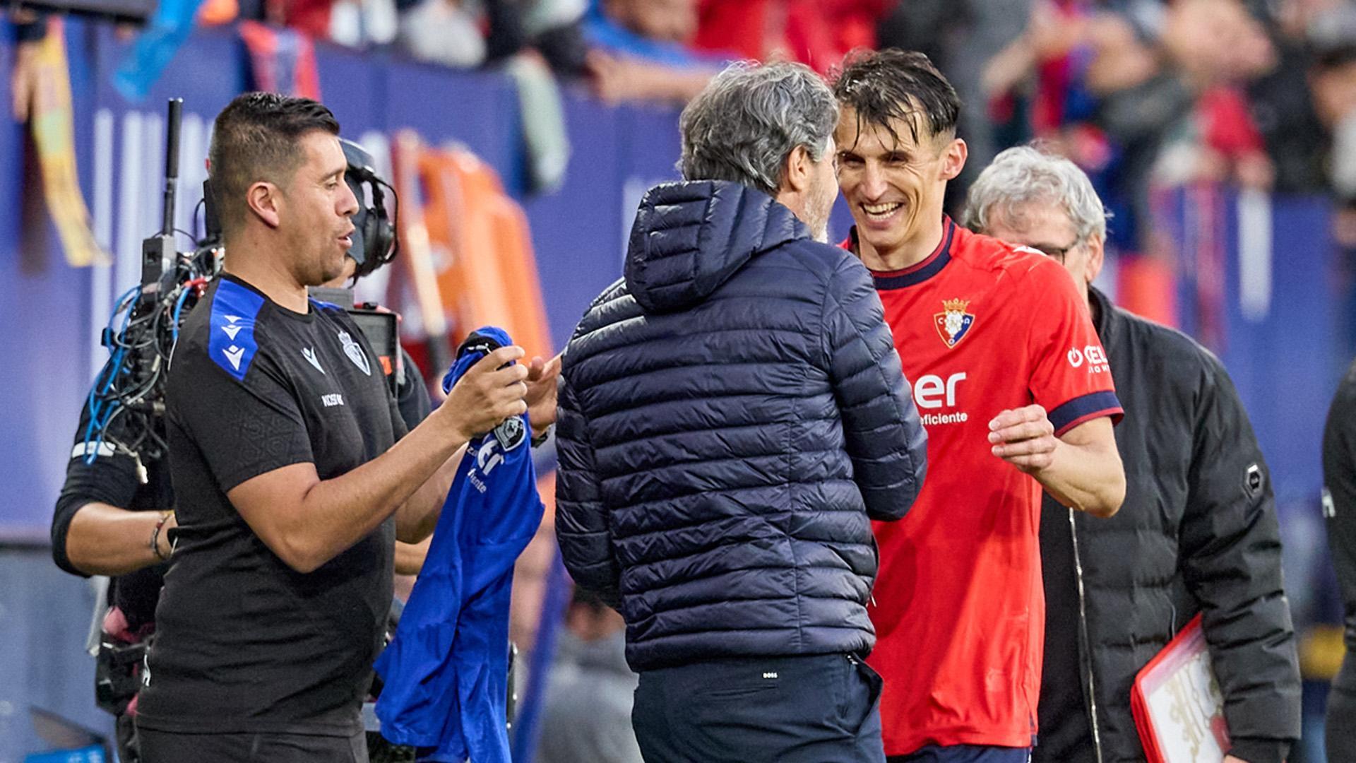 Saludo entre Budimir y Vicente Moreno tras el cambio del jugador croata
