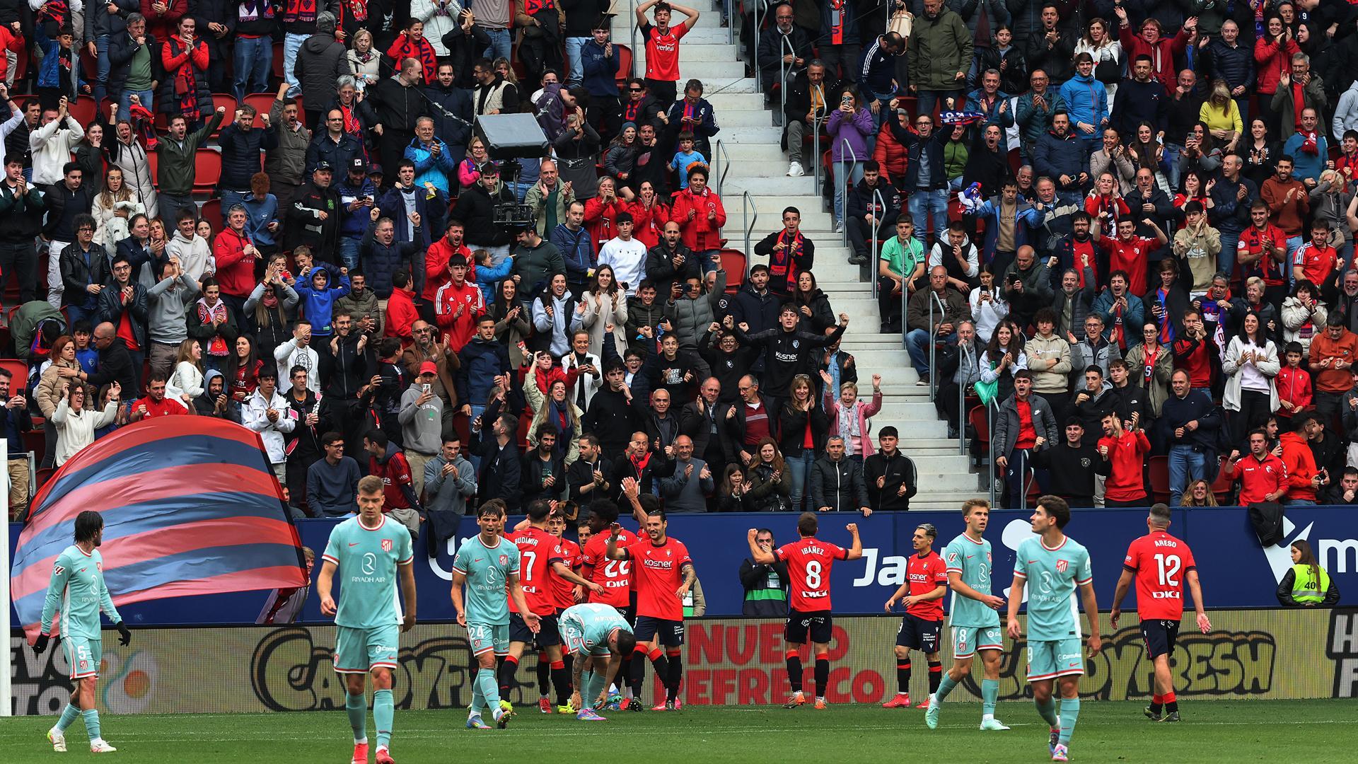 Los jugadores de Osasuna celebran con la afición uno de los goles marcados contra el Atlético de Madrid