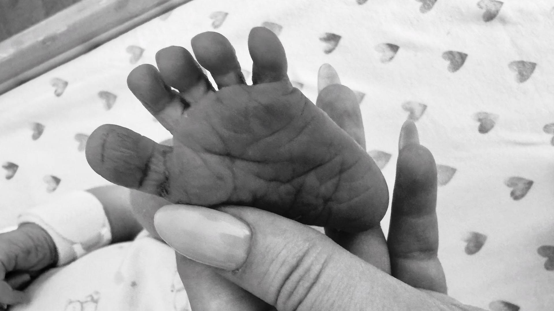 Fotografía publicada en la cuenta de la red social X de la hija pequeña del mandatario estadounidense, Donald Trump @TiffanyATrump, donde aparece su mano tomando un pie de su bebé