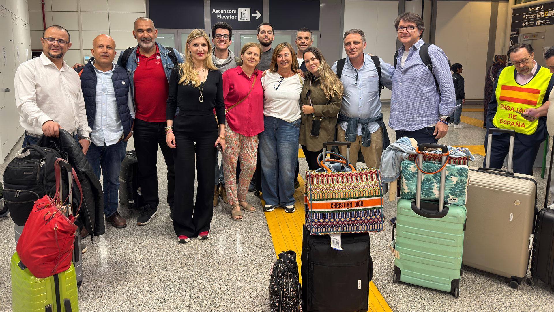 Grupo de espaloles evacuados de Trípoli por los enfrentamientos armados entre milicias, a su llegada hoy jueves al aeropuerto Fiumicino de Roma