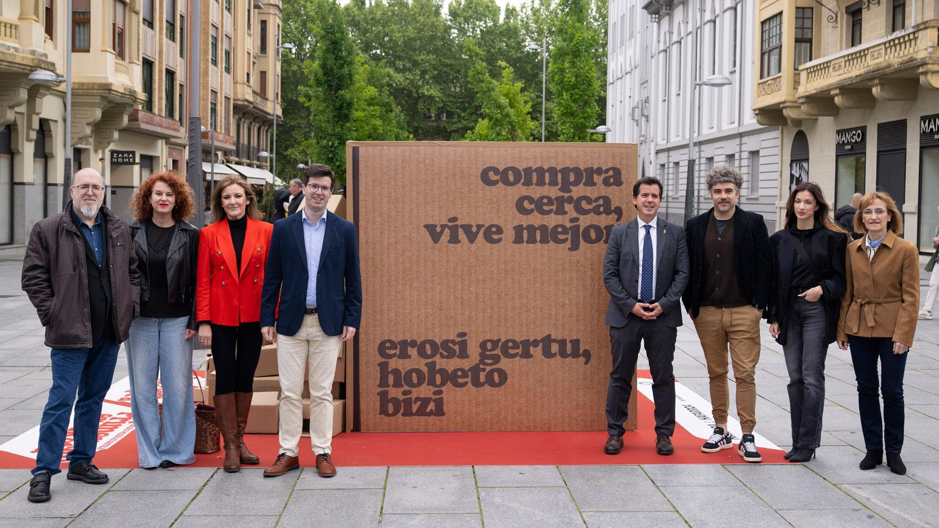 El consejero Mikel Irujo; y el director general de Comercio y Consumo, Pablo Ezcurra flanquean la instalación de la campaña en apoyo al comercio local navarro
