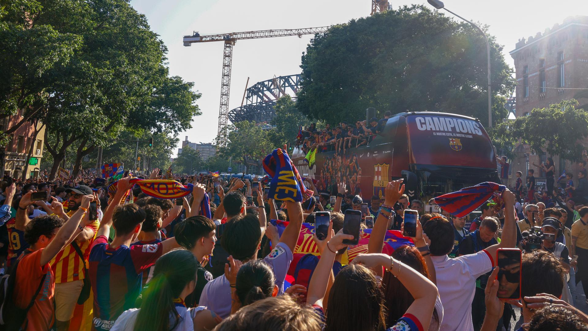 El Barcelona celebra este viernes la consecución del triplete nacional (Supercopa de España, Copa del Rey y LaLiga conquistada ayer) con unas rúas por las calles de la capital catalana