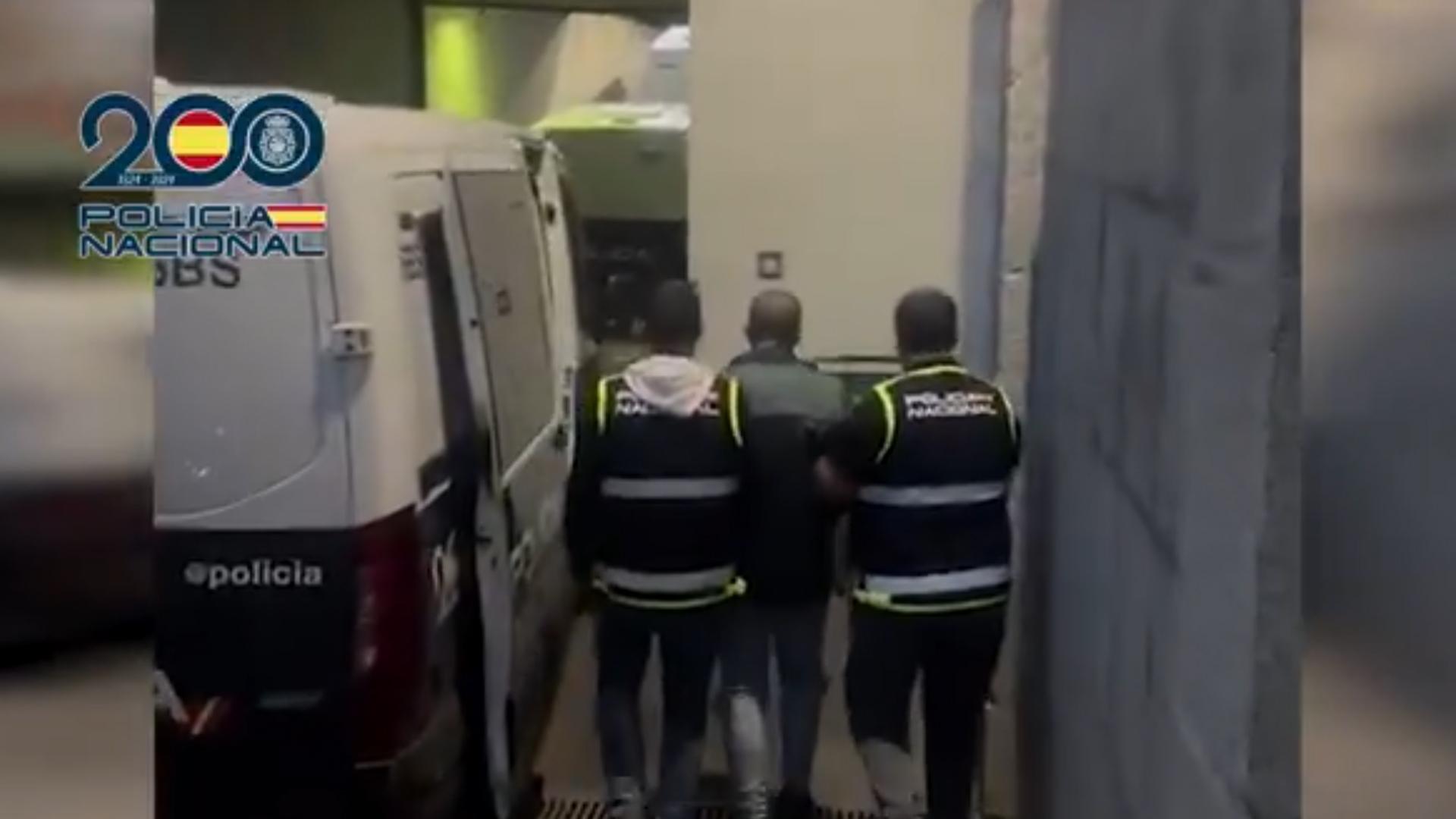 Agentes de la Policía Nacional trasladan al detenido