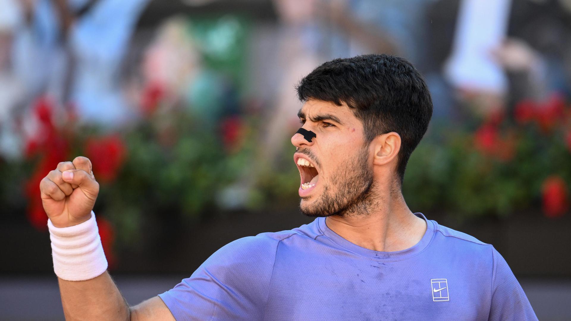 Gesto de Alcaraz en el partido ante Lorenzo Musetti en las semifinales del Masters 1.000 de Roma