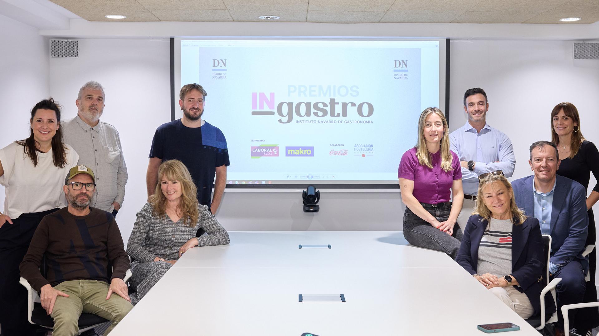 En el lado izquierdo, de pie Tito Navarro (DN), Iñaki Andradas, Sara Nahum, Belén Galindo (DN) y Koldo Balda. En la derecha: Mikel Bilbao, Beatriz López , Inés Jauregui, Eduardo Elizalde, Ana Berian
