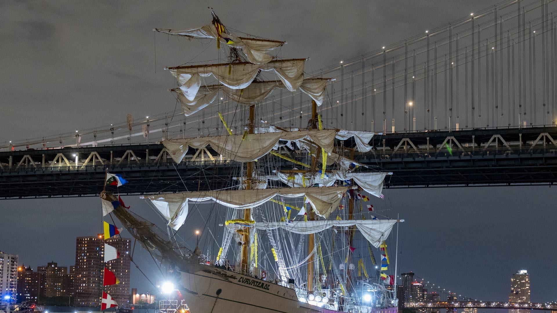 El buque escuela mexicano Cuauhtémoc, junto al puente de Brooklyn este sábado