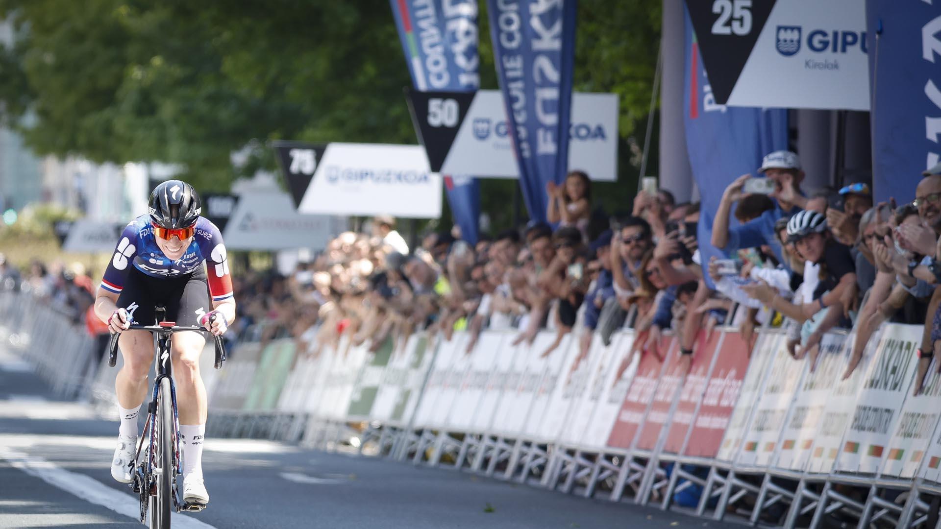 Demi Vollering entra victoriosa en la meta de San Sebastián, en la última etapa de la Itzulia Women