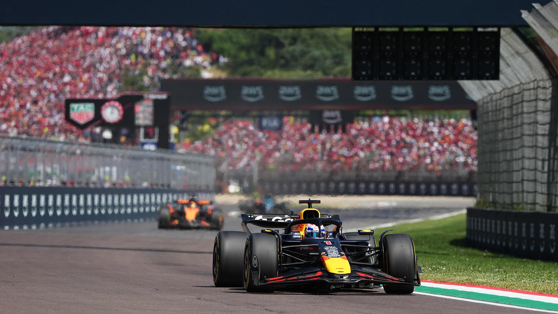 Max Verstappen liderando el GP de Italia en Imola