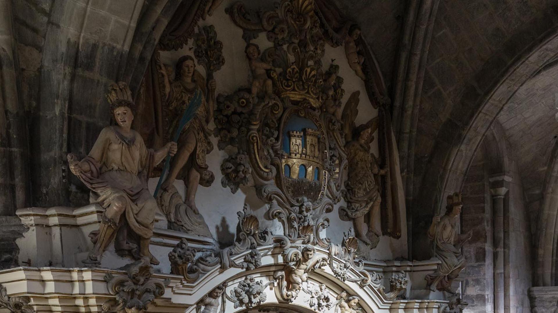 Portada de la capilla con el gran escudo de la ciudad. 1712-1725.