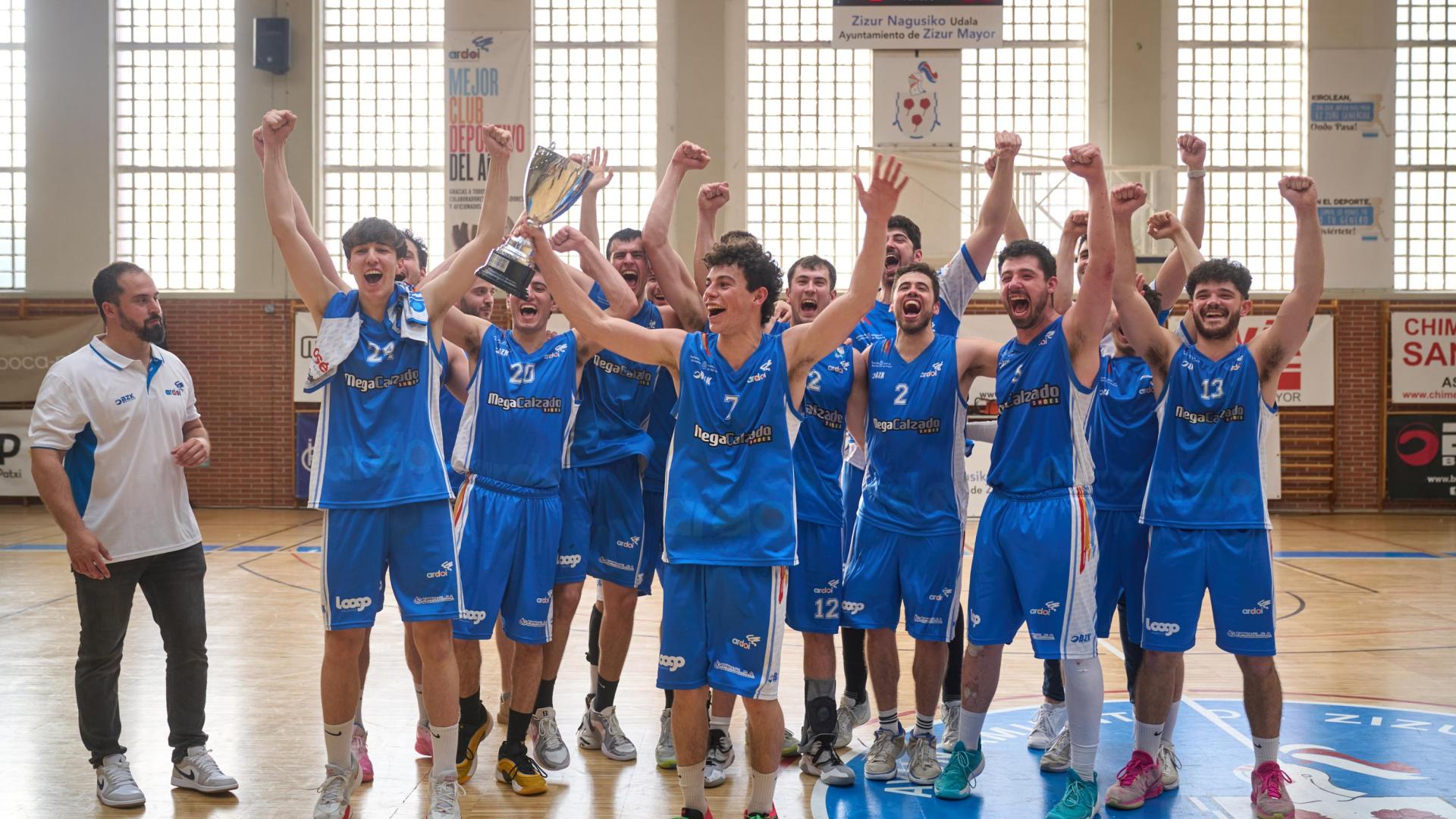 Los jugadores del Megacalzado Ardoi celebran con su afición la victoria en la Final Four que les acerca al ascenso a la Tercera FEB