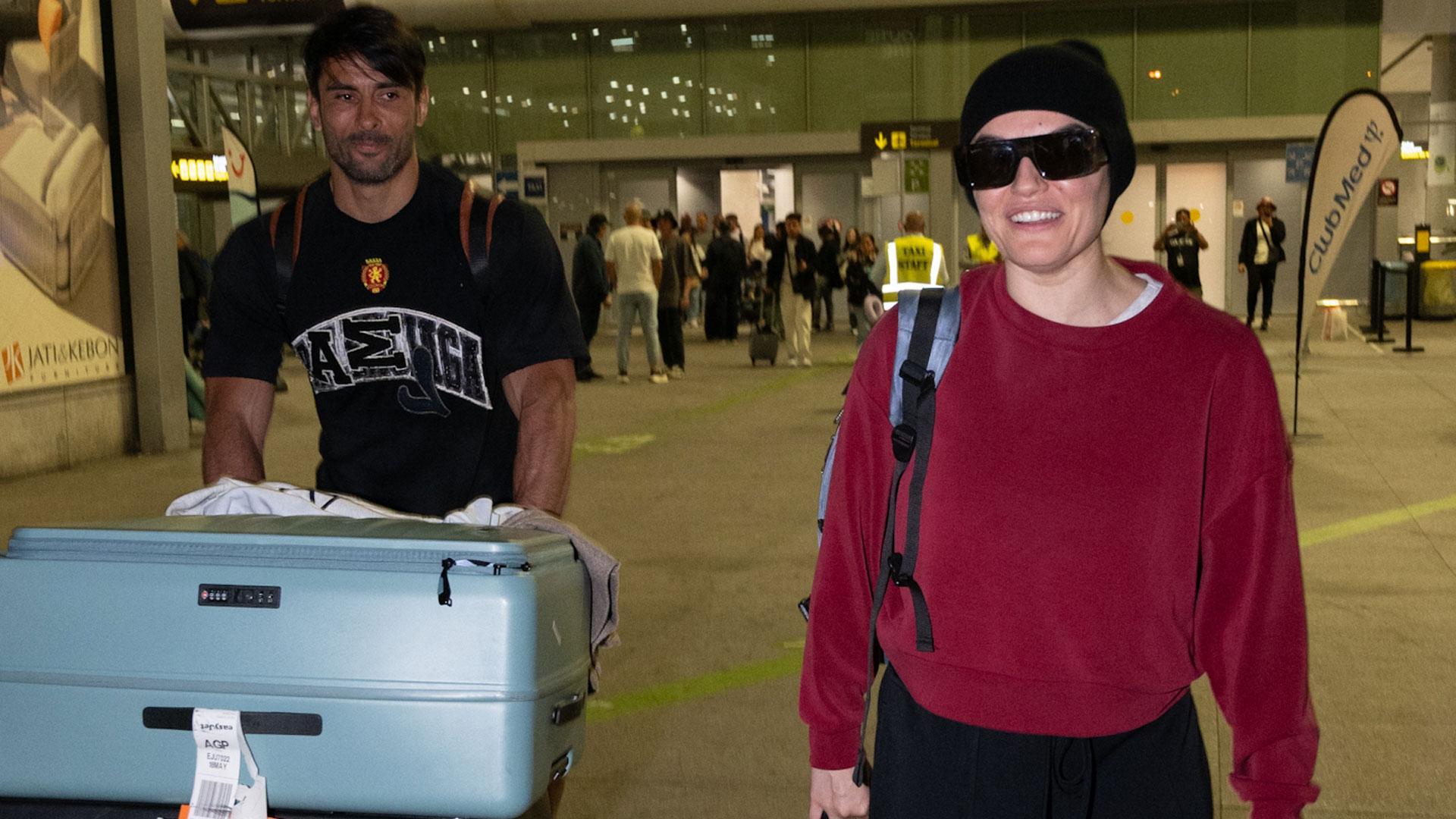Melody acompañada por su pareja, Ignacio Batallán, llega al aeropuerto de Málaga procedente de Basilea después de participar en Eurovisión representando a España
