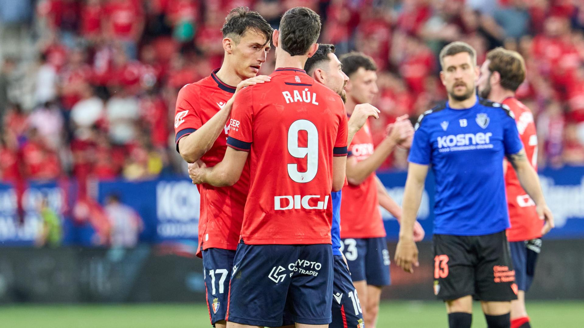 Budimir habla con Raúl al final del partido contra el Espanyol, donde se aprecia el nuevo patrocinador en el pantalón.