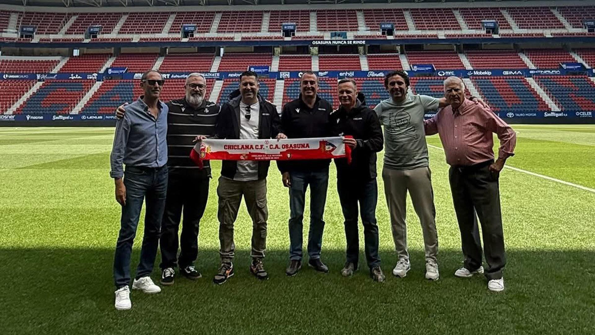 La directiva del Chiclana posó sobre el césped de El Sadar con la bufanda conmemorativa del partido de Copa del Rey disputado entre gaditanos y navarros