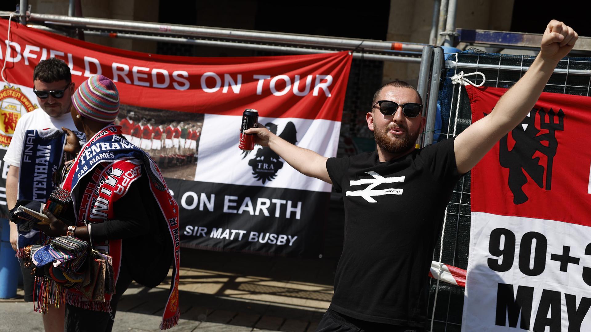 ficionados del Manchester United se divierten en los bares de Bilbao la víspera de la final de la Europa League
