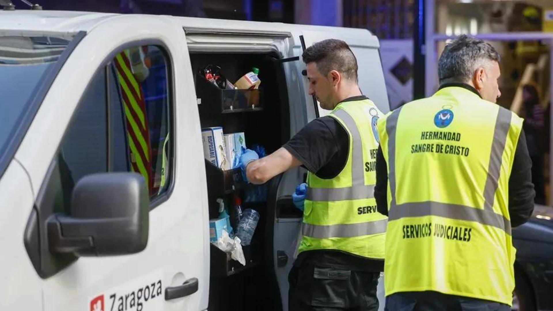 Miembros de la Hermandad de la Sangre de Cristo se preparan para recoger el cadáver de un fallecido en un suceso
