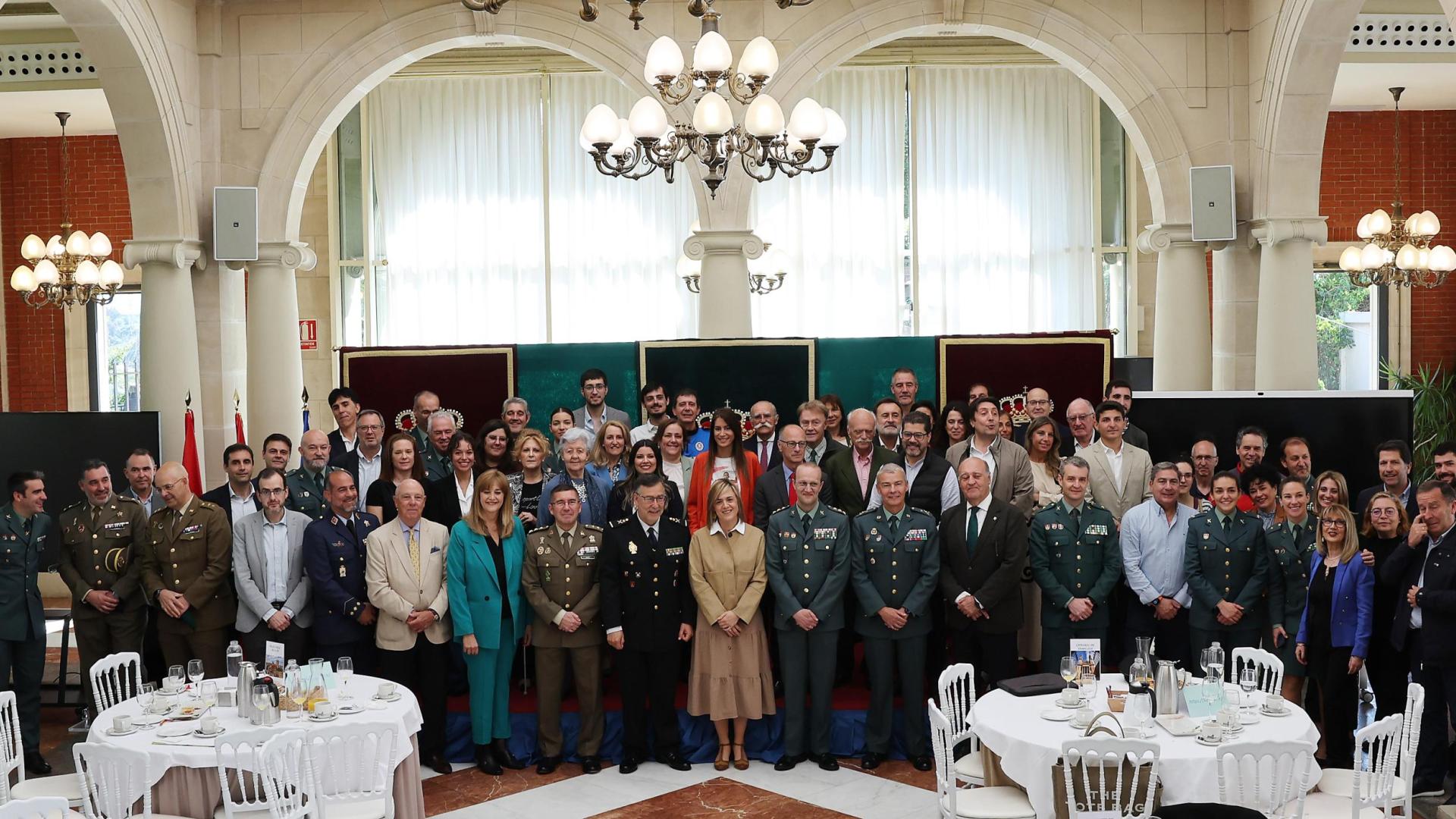 Asistentes al desayuno informativo organizado por la Guardia Civil