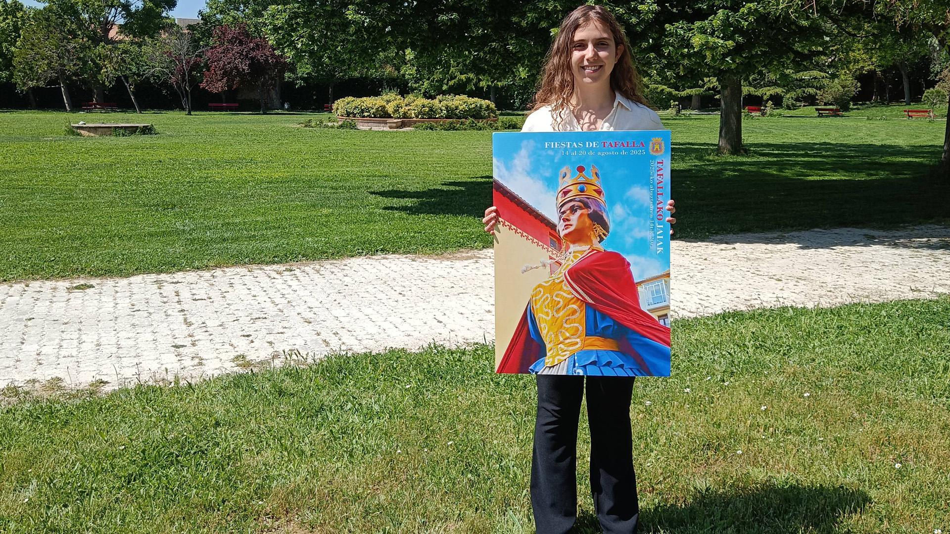 Nerea Ibáñez Martínez sostiene su cartel, el que anunciará las fiestas, tras la presentación de este miércoles