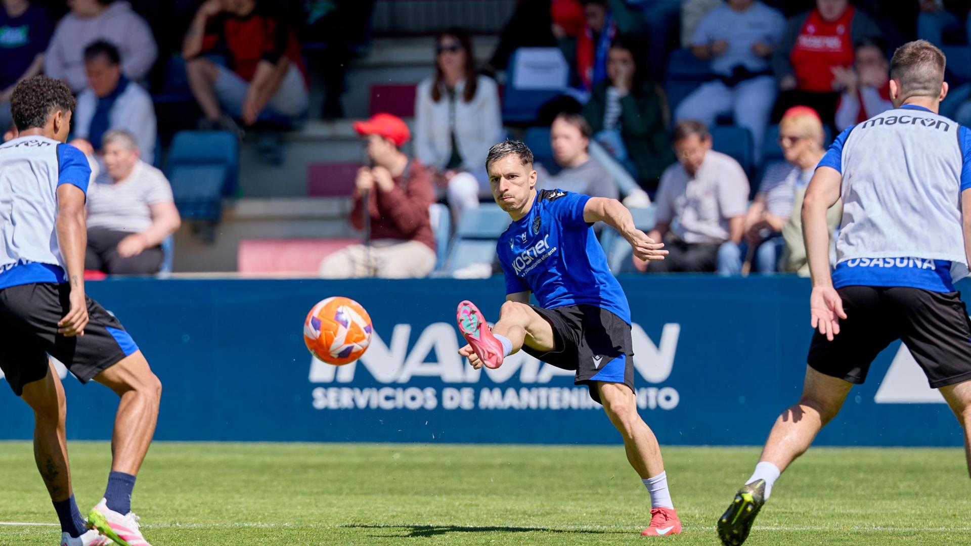 A: J.P. Urdíroz
F: 21-05-2025
P: Bryan Zaragoza
L: Pamplona. I