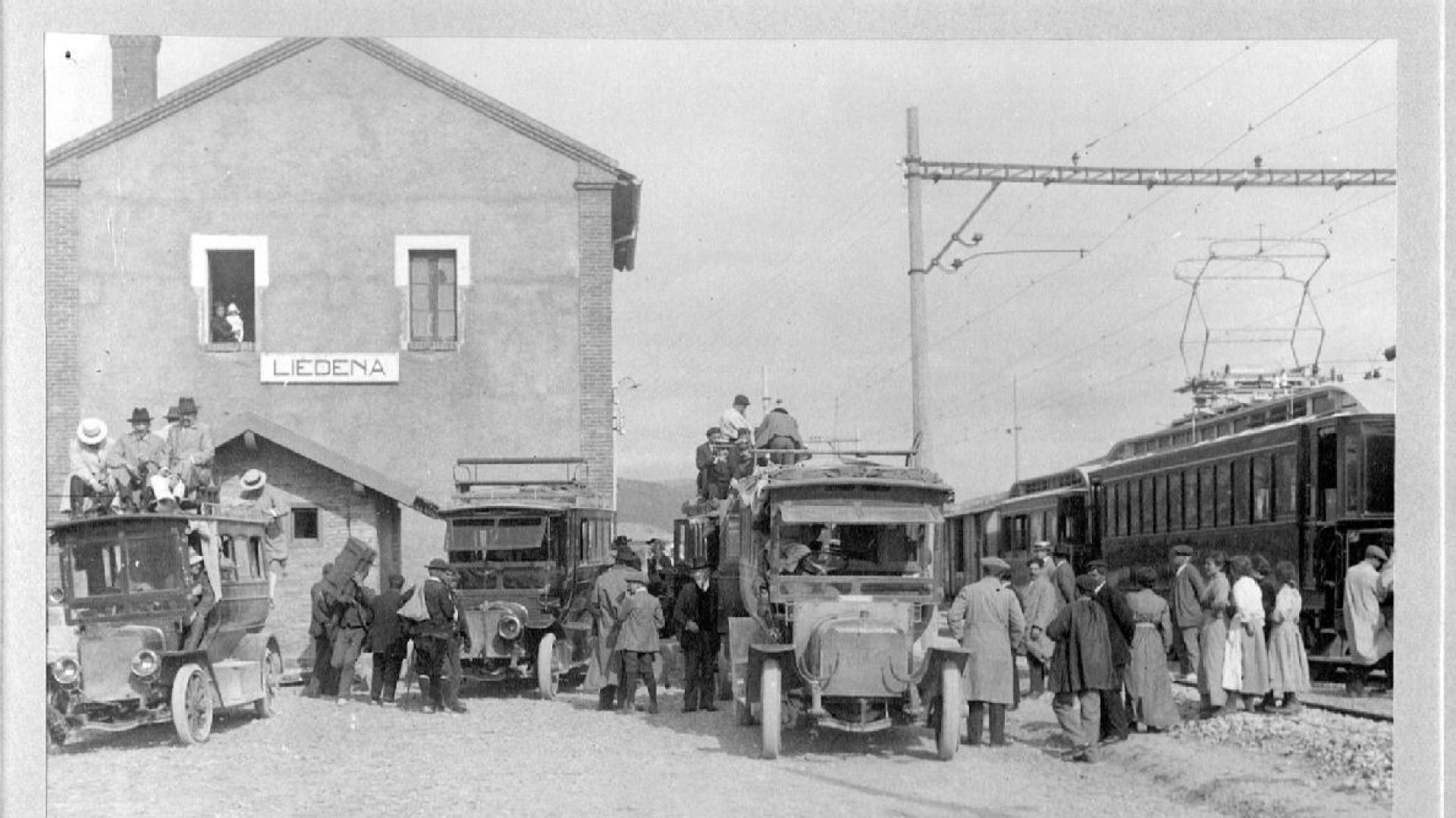 Varios autobuses cargan pasajeros junto a la estación de tren del Irati en Liédena