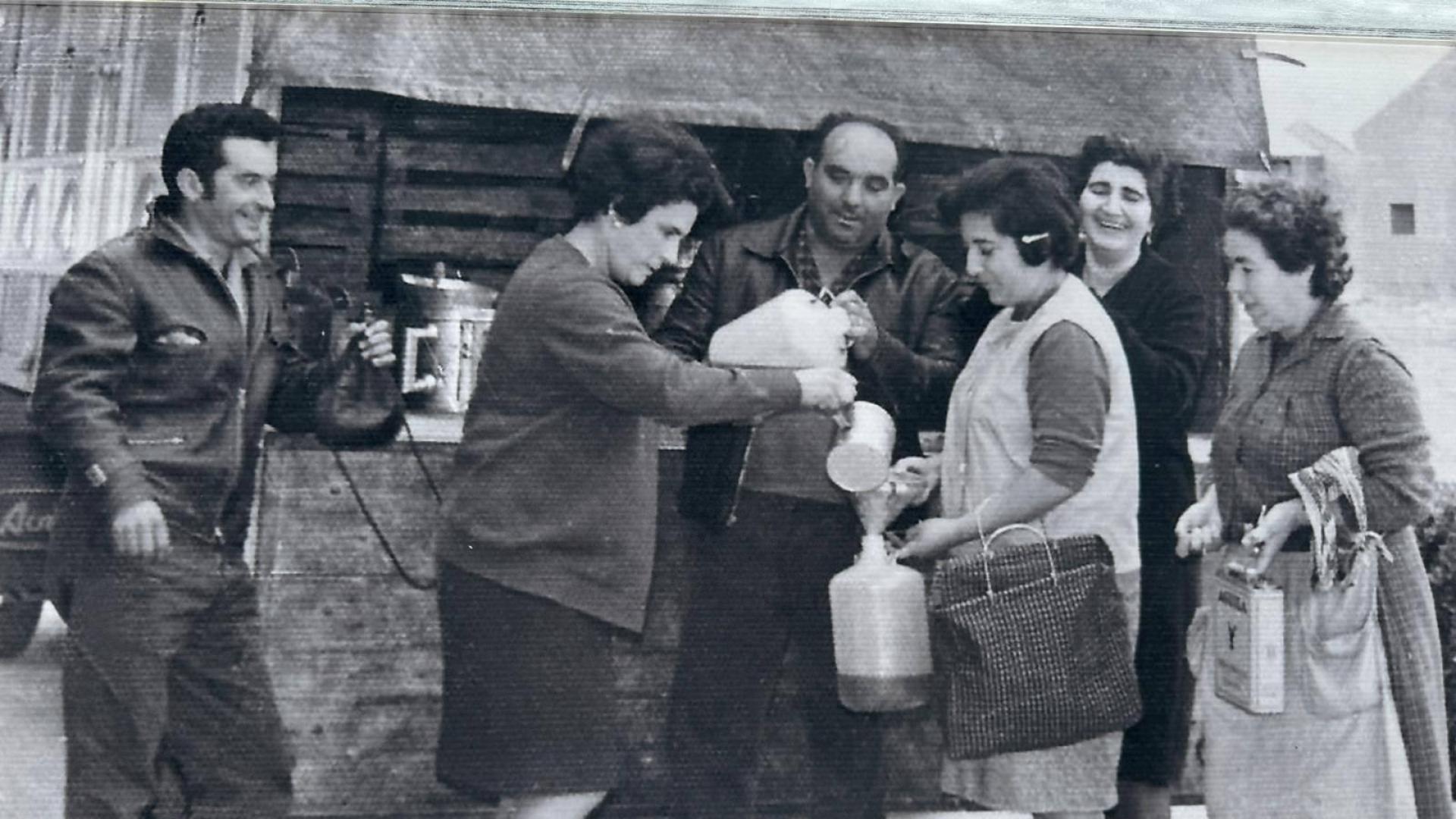 Jesús Ruiz (Makario) y Pilar Gómara con uno de sus chóferes