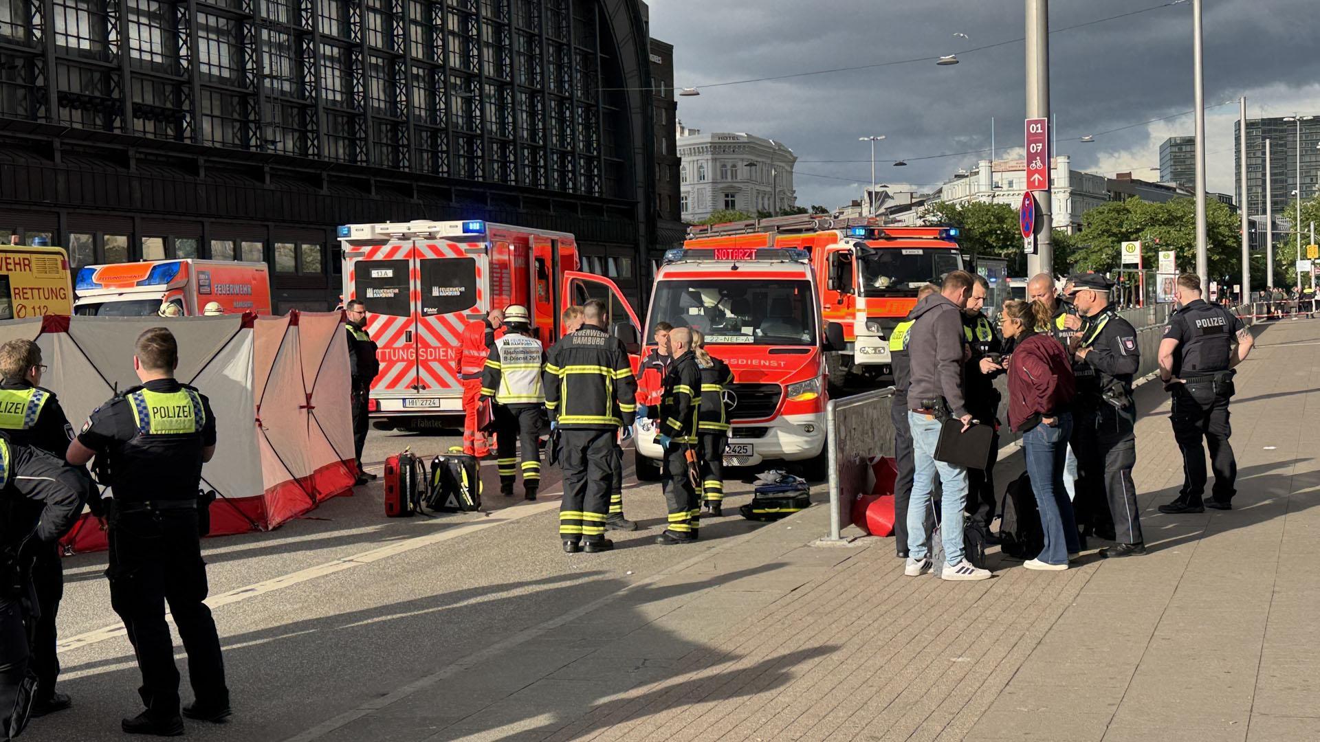 Efectivos sanitarios y de policía, en las inmediaciones de la estación
