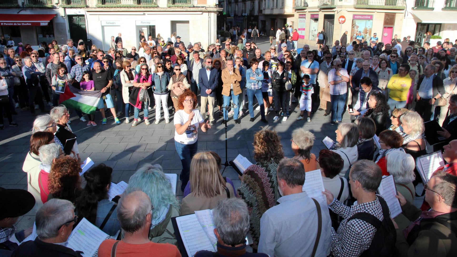 Instante de la actuación del Coro Tutera Kantuz durante la concentración propalestina celebrada este viernes