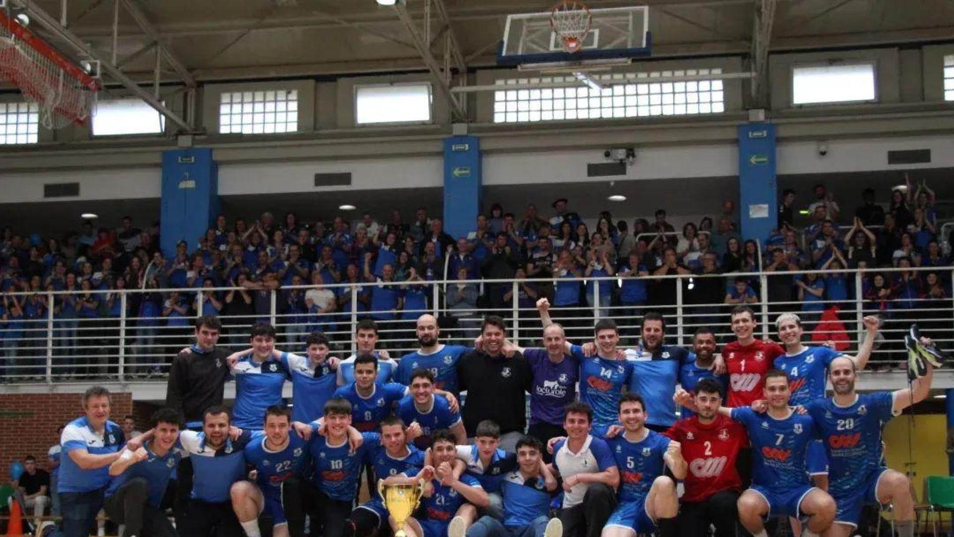 Los componentes del Erreka ,de Segunda Nacional masculina, tras proclamarse campeones de la liga