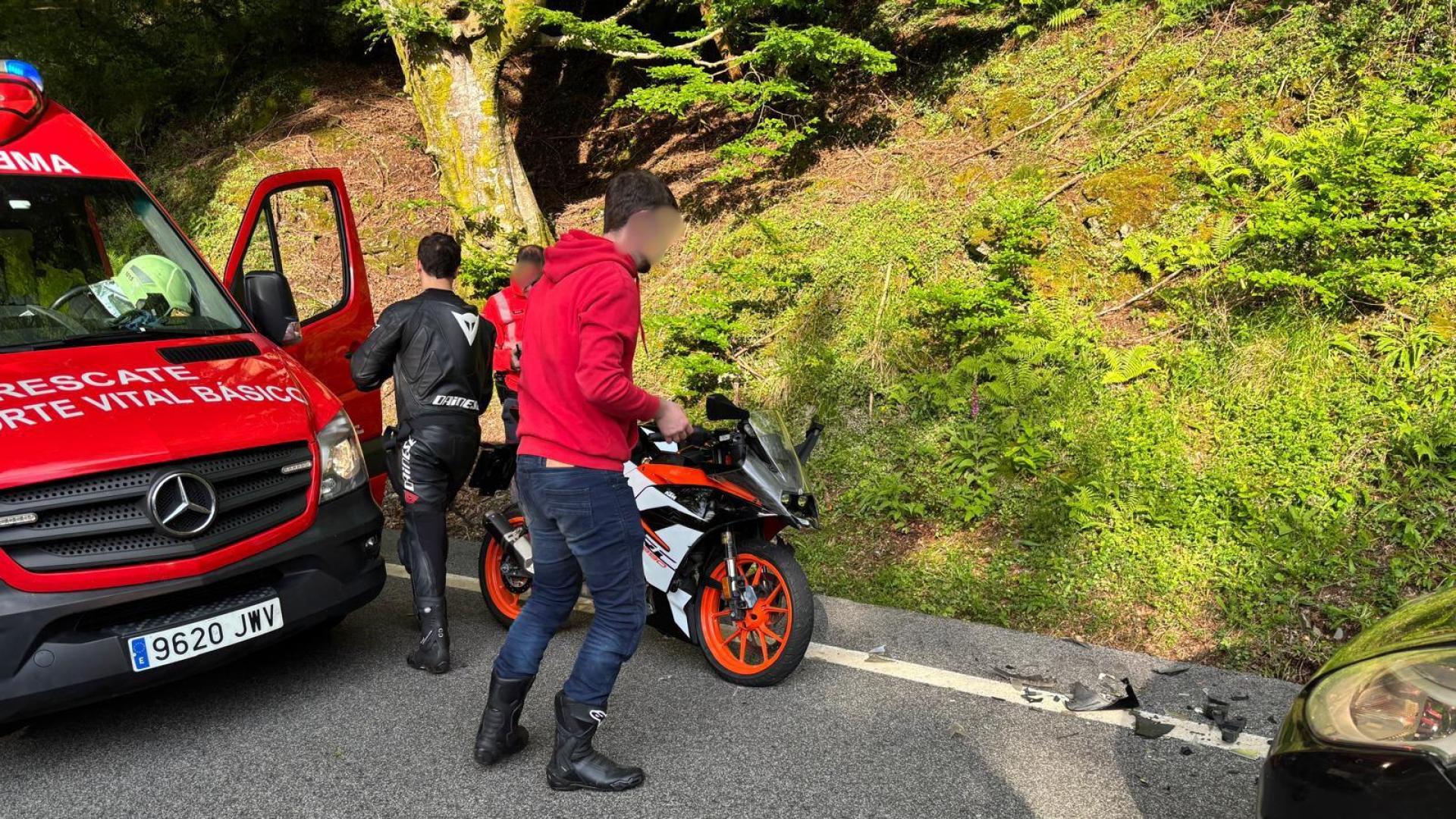 Imagen de la moto y el coche implicados en el accidente en Bazta