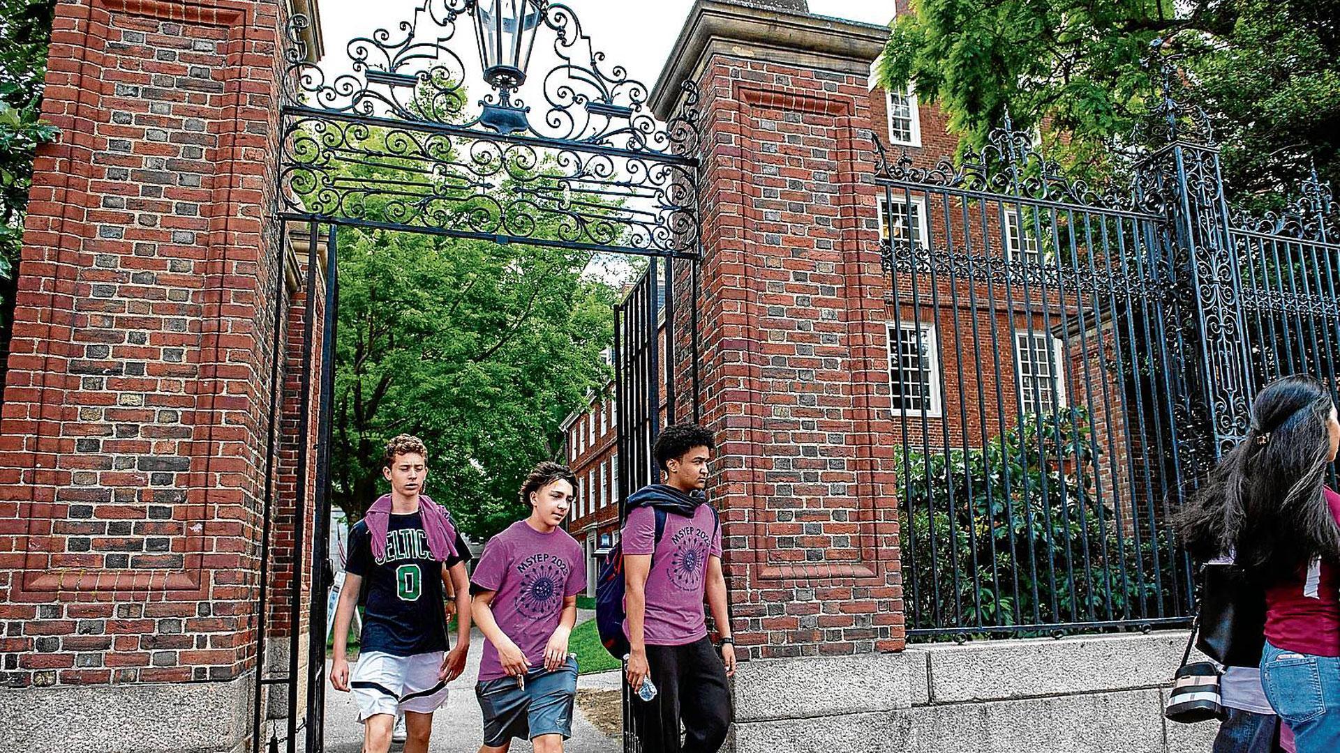 Estudiantes universitarios en una de las facultades del campus de Harvard