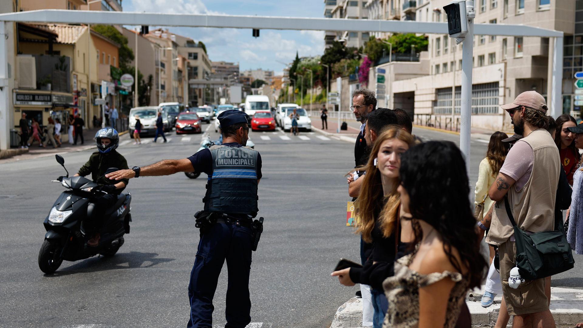 Un policía dirige el tráfico tras un corte de electricidad que azotó el sur de Francia en Cannes