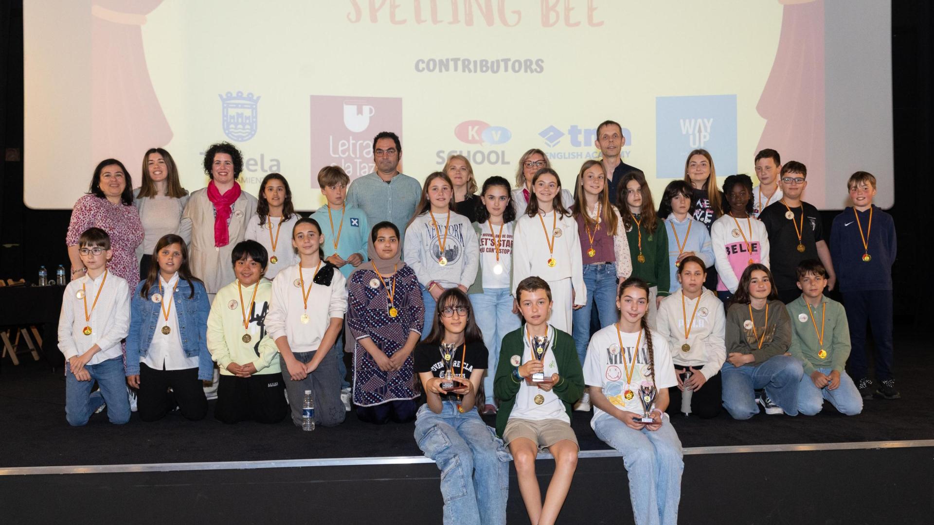 Sentados, de izquierda a derecha: Norlin Arab Habani, Miguel Varo Díez y Bianca Sara Bogan, junto al resto de participantes, organizadores y colaboradores del Spelling Bee Contest celebrado en Tudela