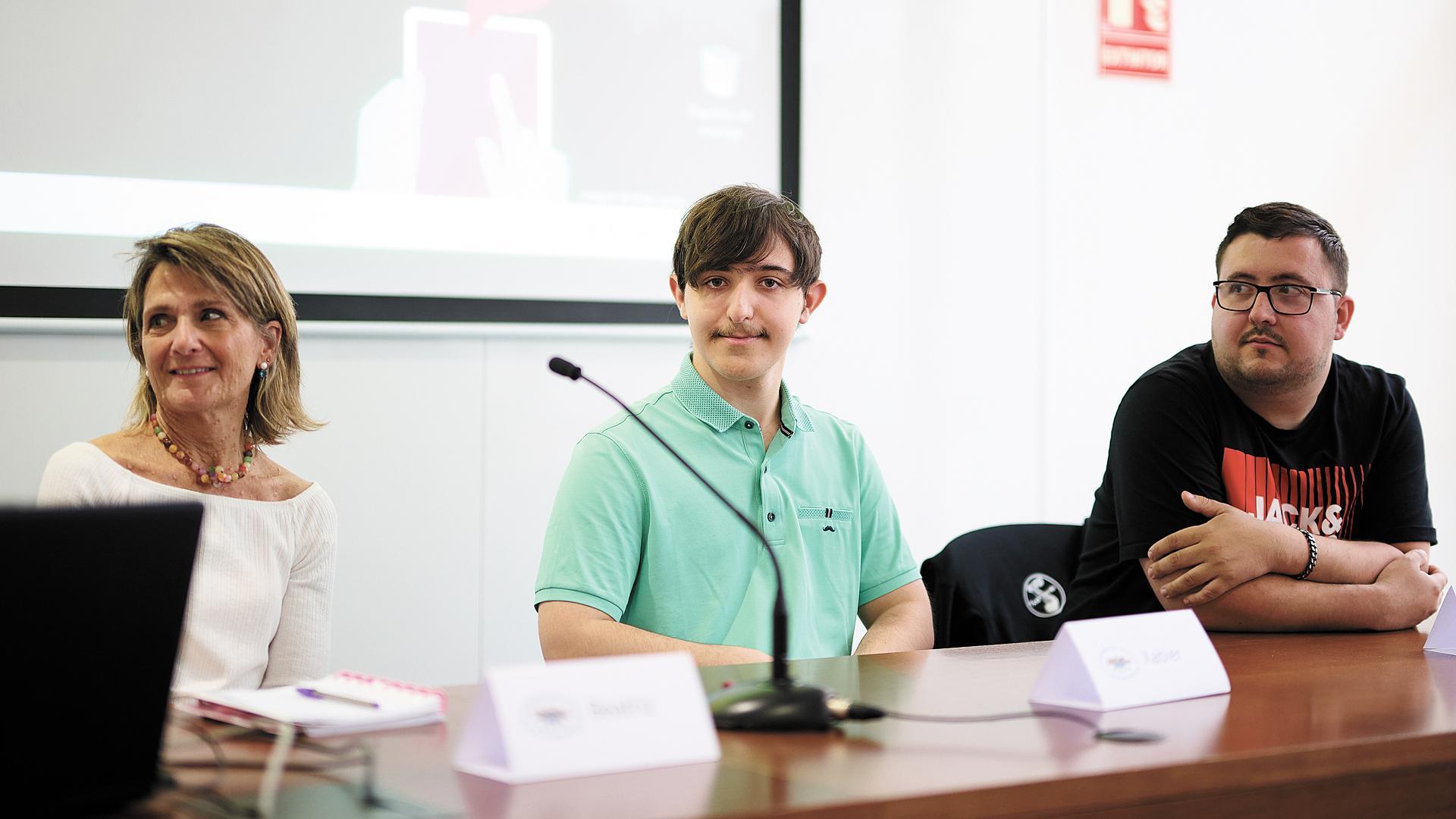 Beatriz Vicondoa, Xabier Goñi y Javier Chamorro, en la mesa redonda de este sábado 24 de mayo /