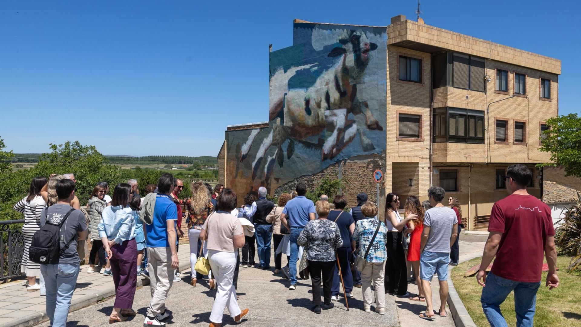 Varias personas contemplan el mural de Nexgraff ubicado en la calle Del Castillo