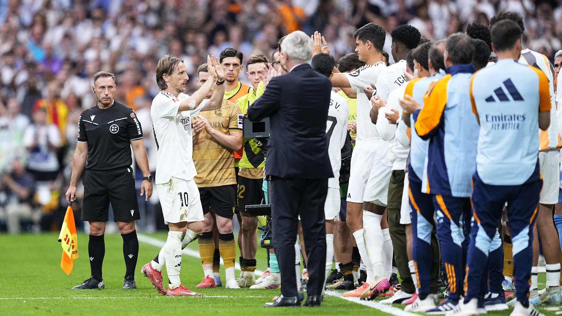 El banquillo en pie en el momento del cambio a un Luka Modric que se llevó la ovación de la tarde /