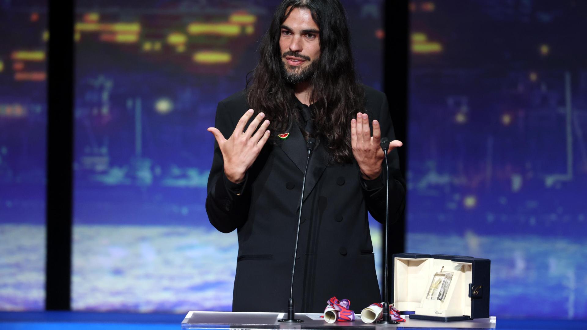 El director gallego Oliver Laxe agradece su premio como mejor diretor en Cannes por 'Sirat'