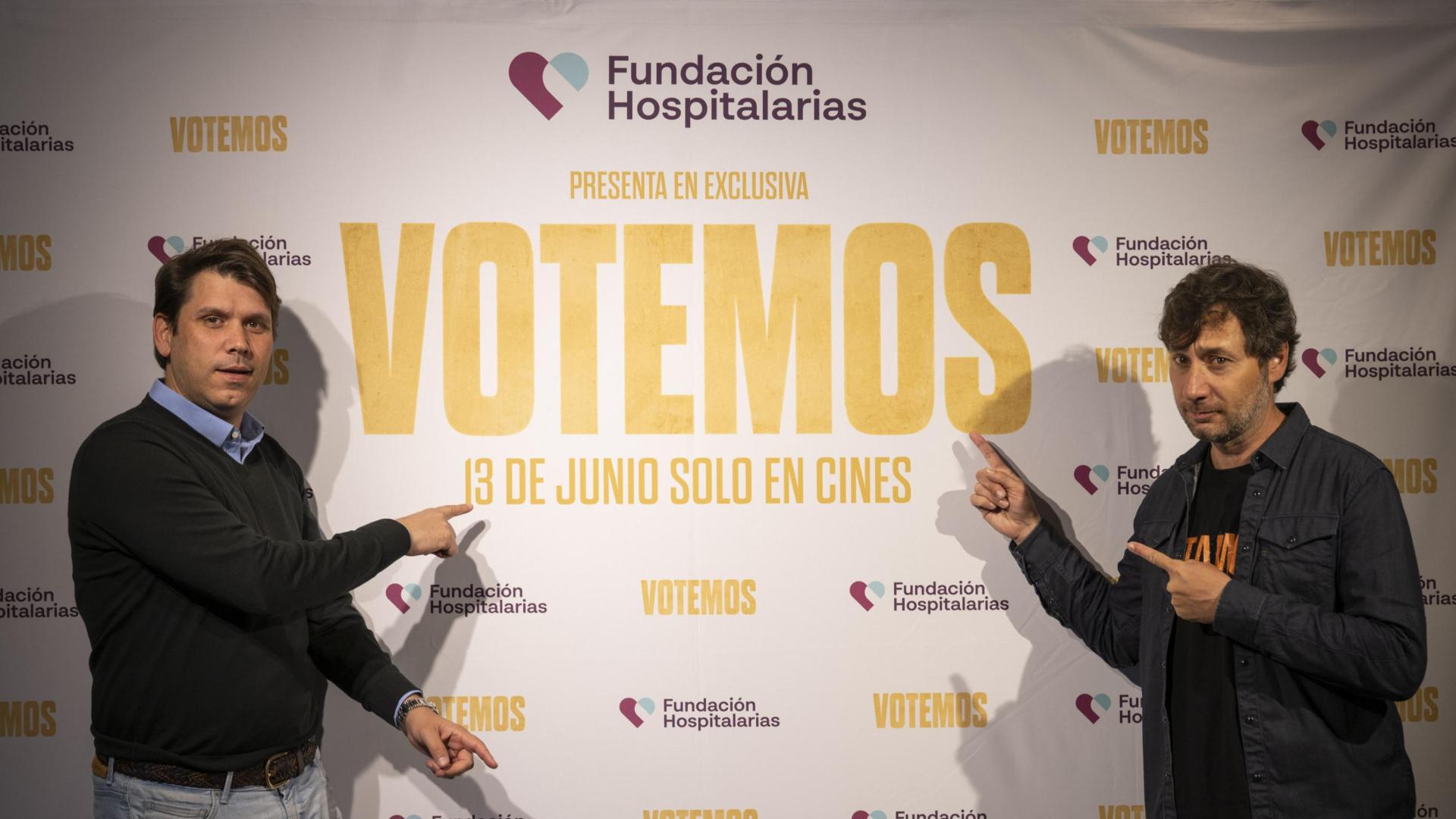 El director Santiago Requejo (izquierda) y el actor Raúl Fernández de Pablo, el jueves 22 de mayo en los cines Golem Baiona de Pamplona