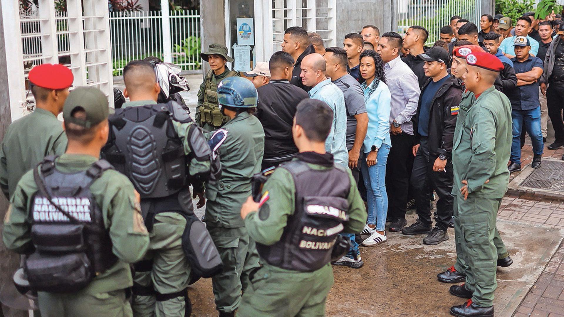 Agentes de seguridad en la entrada a un colegio electoral, este domingo, en Venezuela