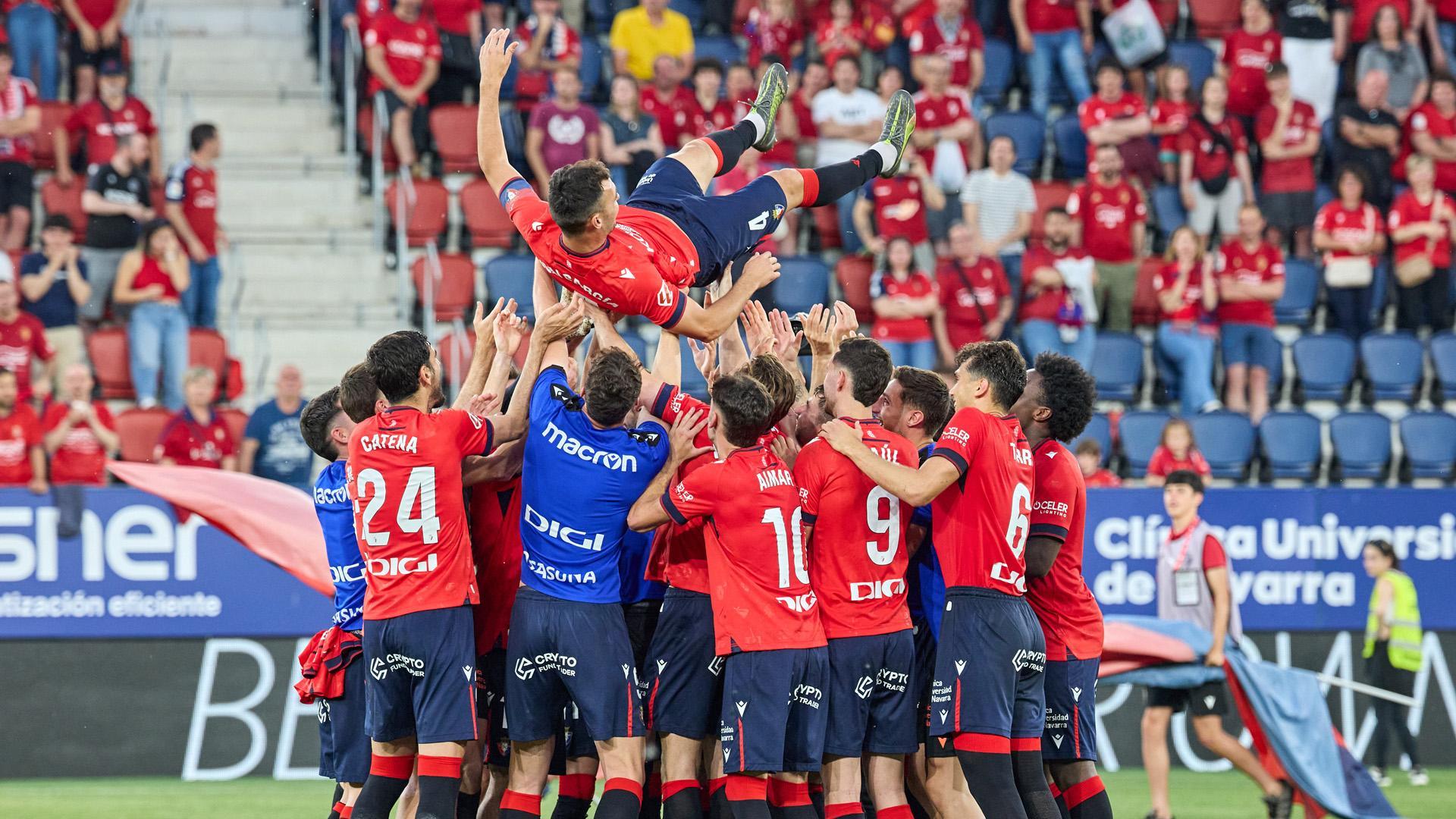 Los jugadores de Osasuna mantean a Unai García