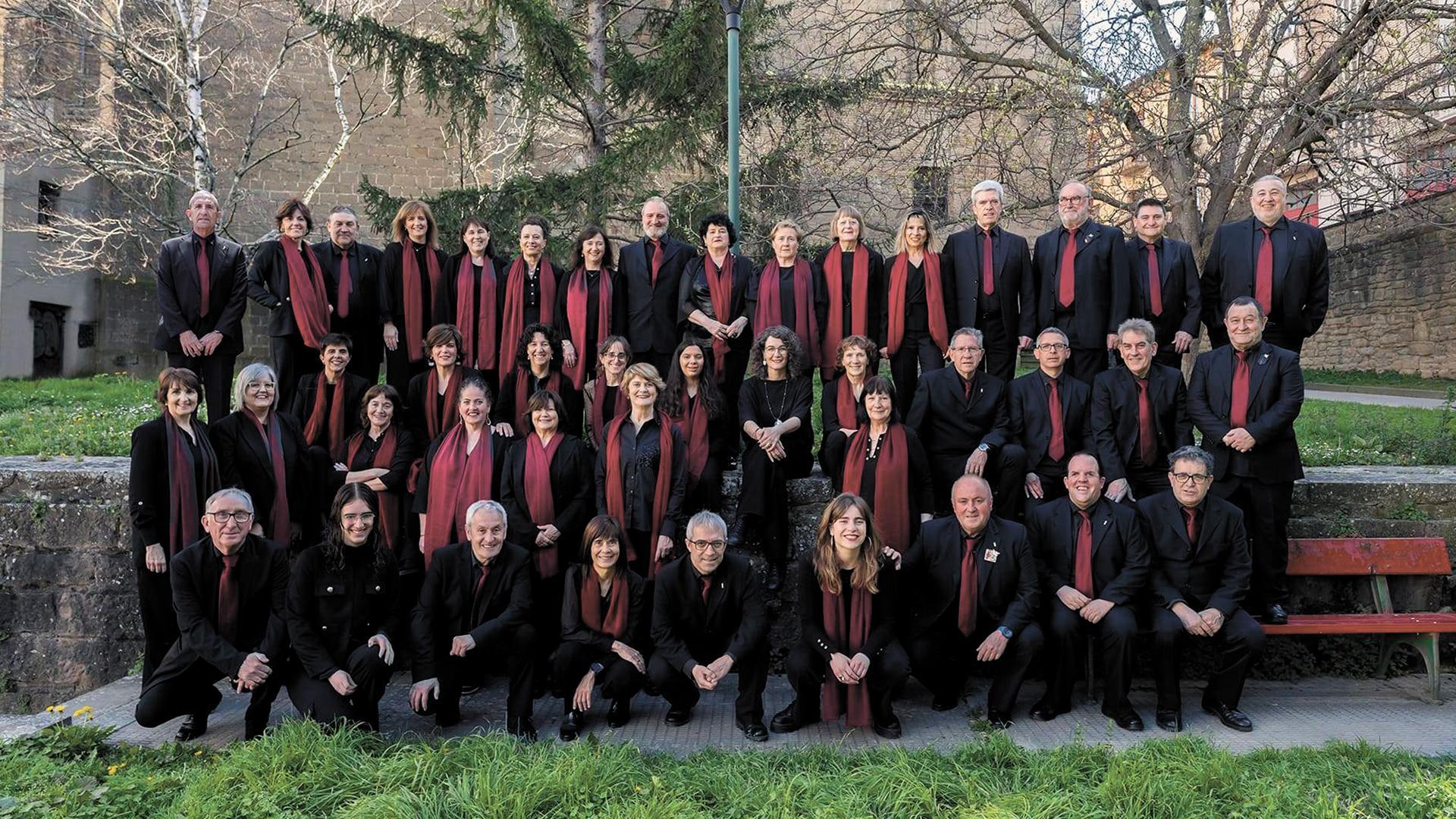 Foto de familia de los integrantes de la coral Tubala Uxoa de Tafalla