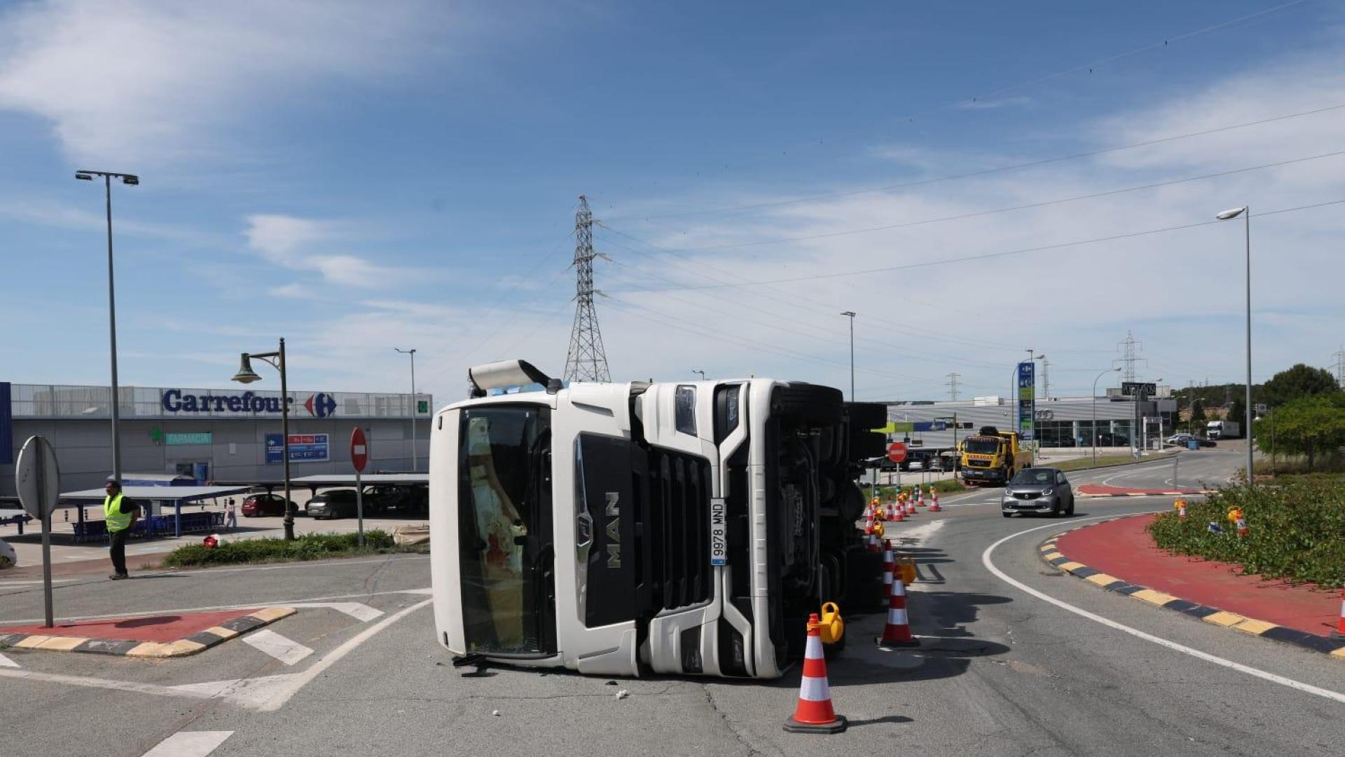 Imagen del camión volcado en la entrada a Tudela