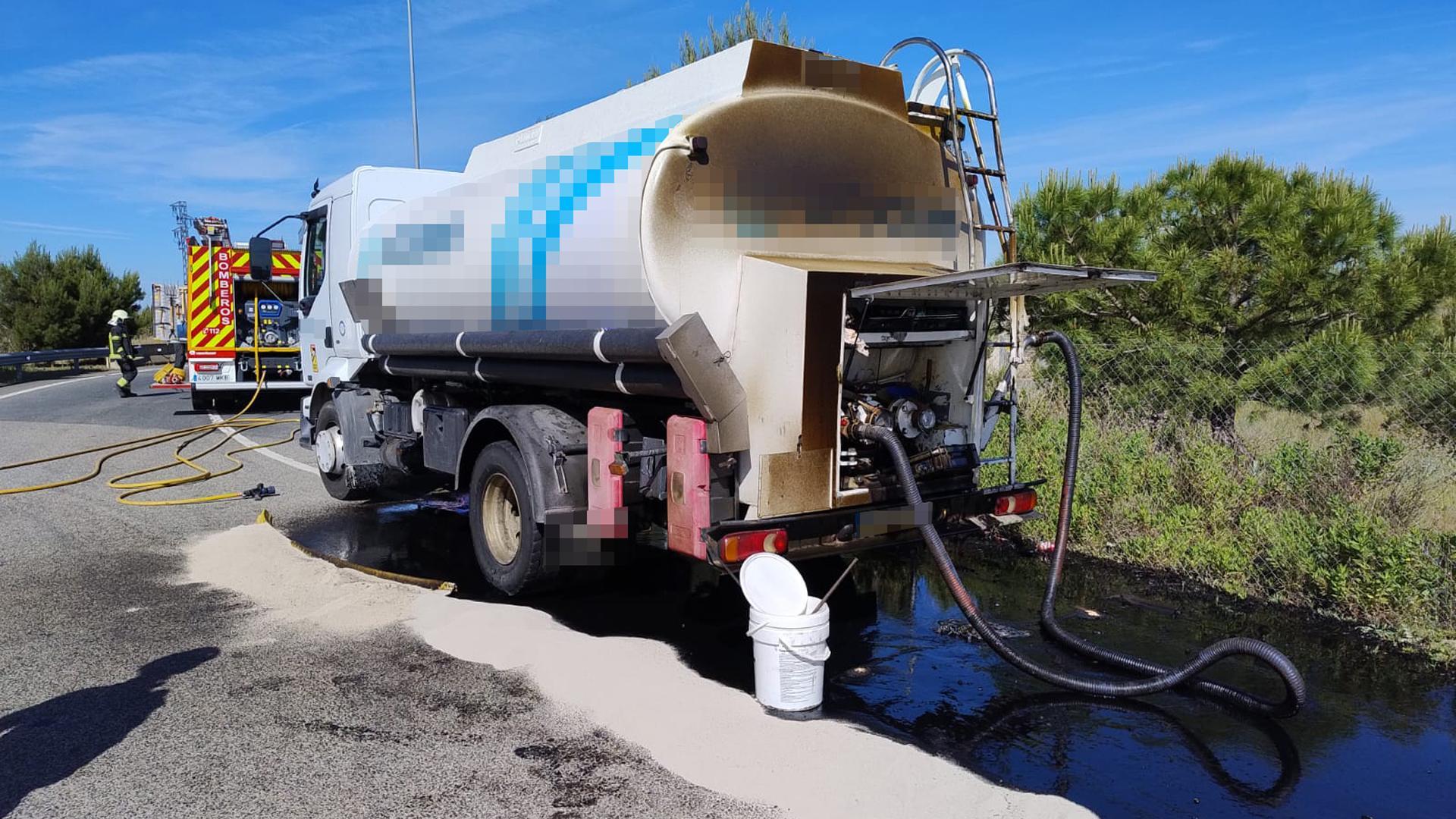 La cisterna de un camión sufre una fuga y causa un vertido de aceite usado en la A-68, en Tudela