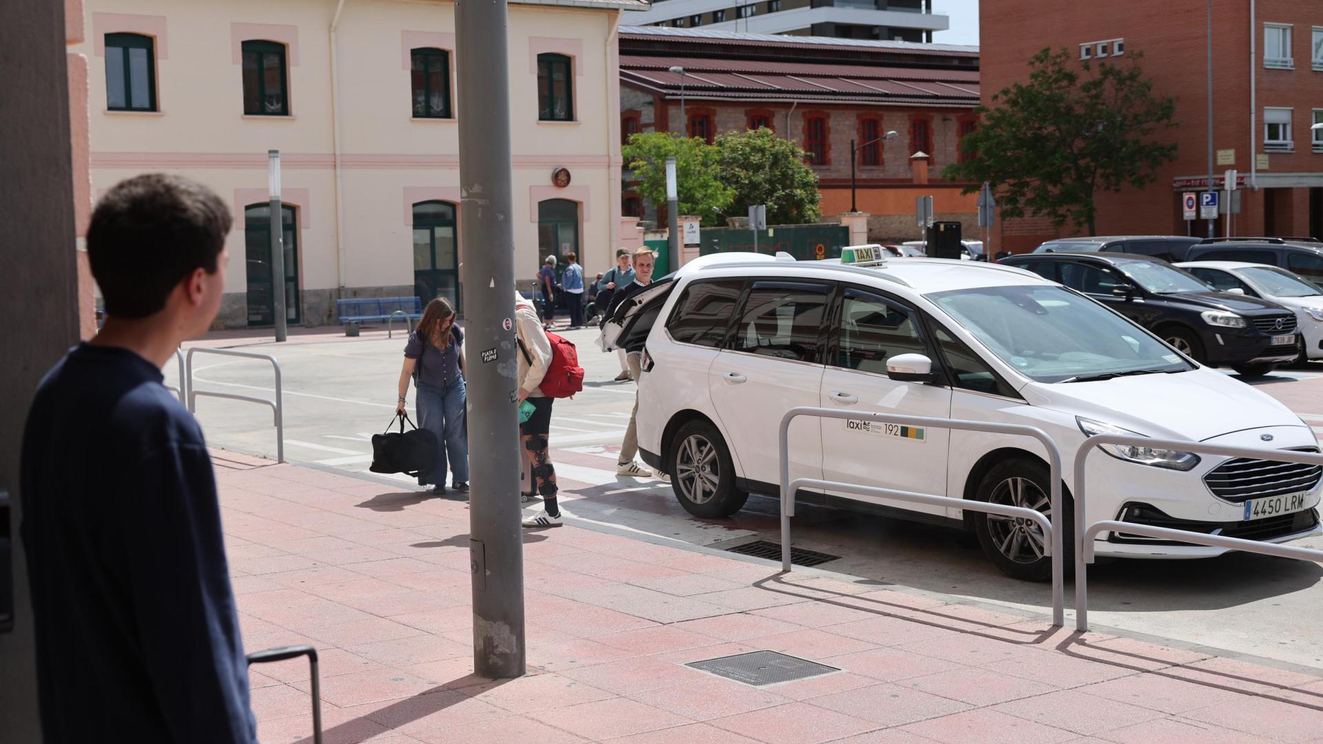 Usuarios del servicio de taxi en la estación de tren de Pamplona.