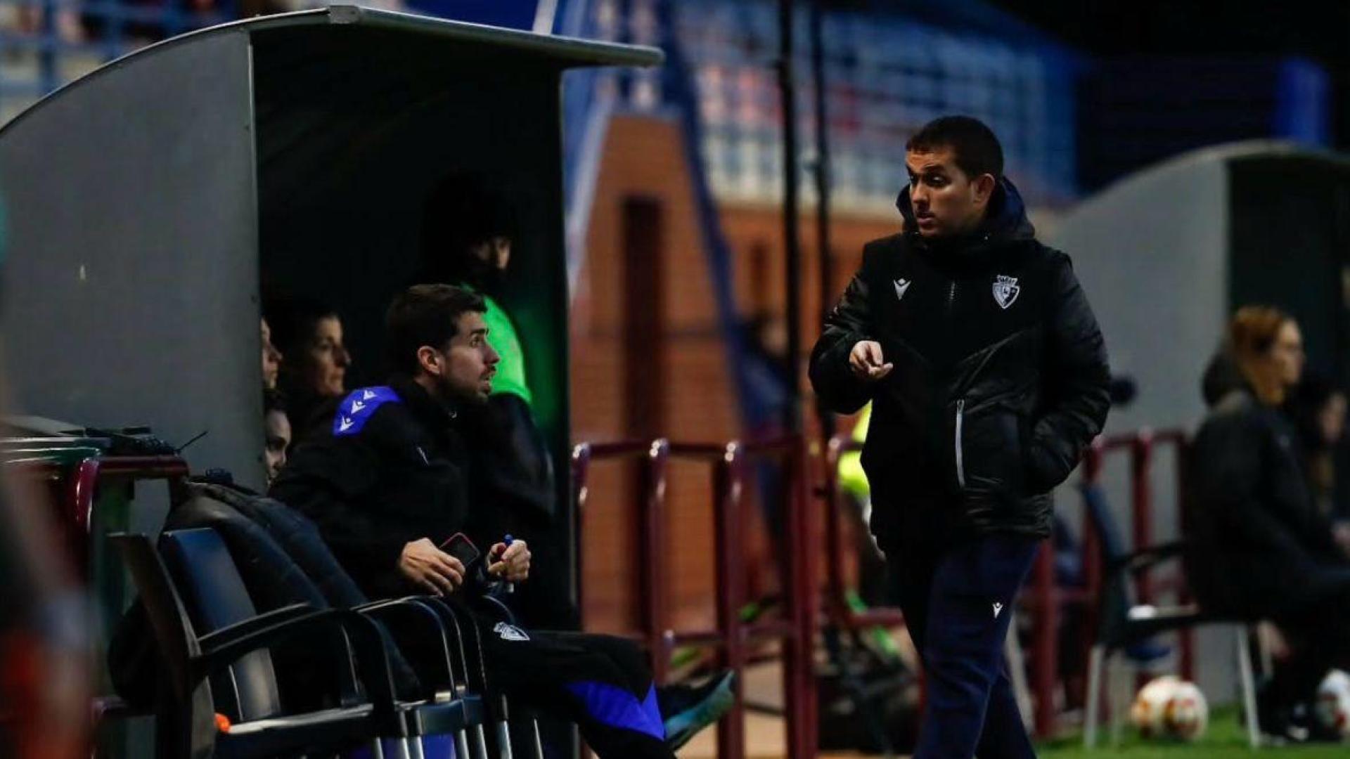 Ekaitz Irujo conversa con Jabi Gallego, sentado