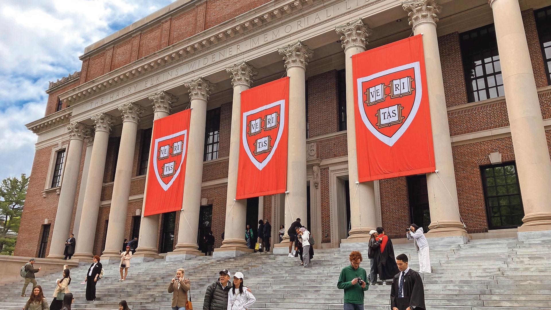 Alumnos y visitantes frente a la biblioteca central de la Universidad de Harvard en Cambridge, Massachusetts (EE UU)