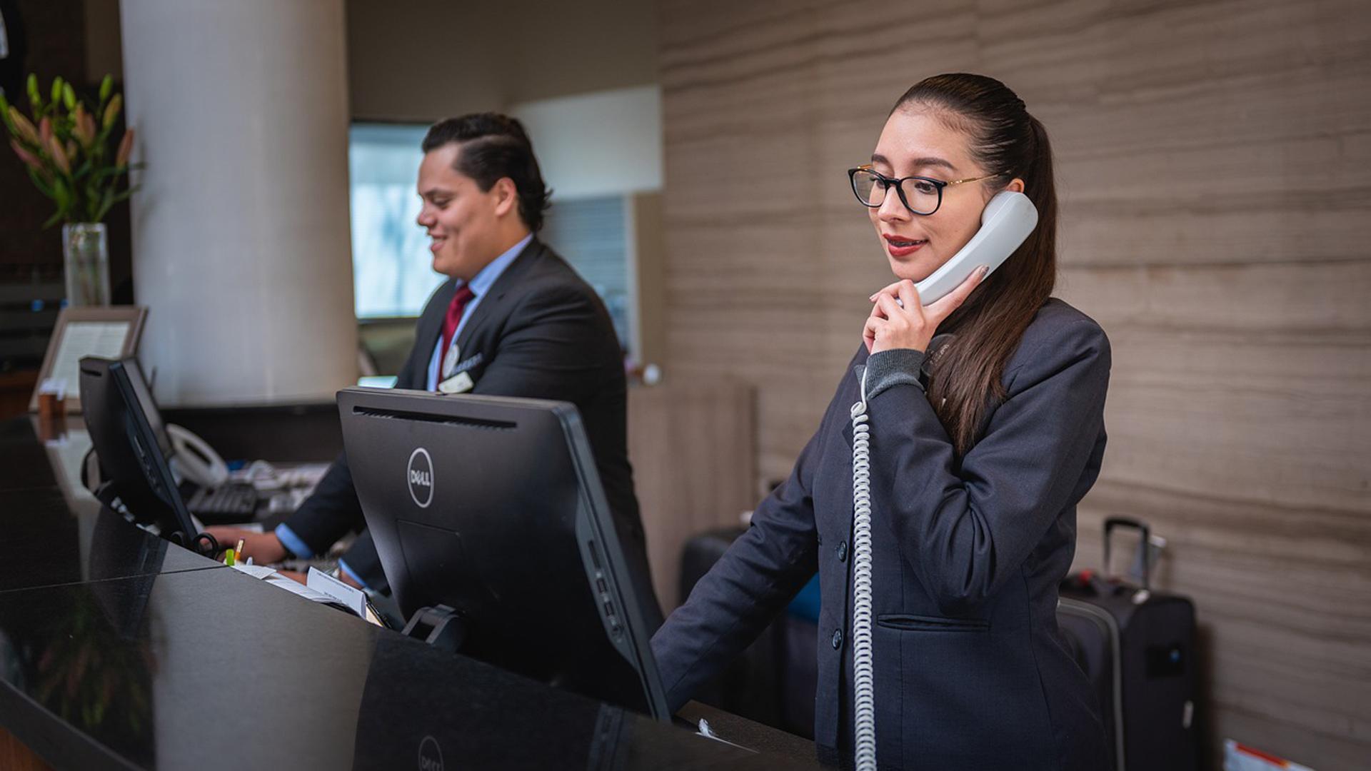 Recepcionistas en un hotel