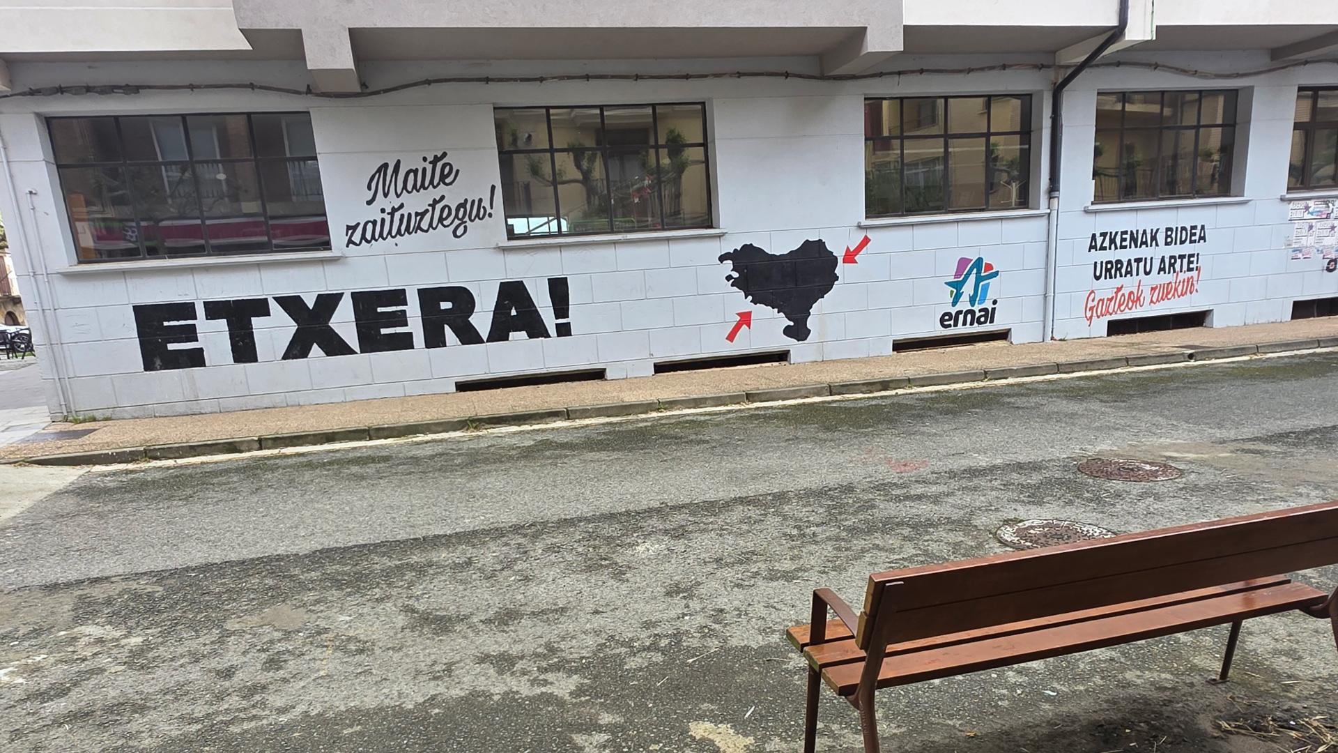 pintadas a favor de la vuelta de los presos de ETA, la independencia y el socialismo en la fachada lateral de la biblioteca